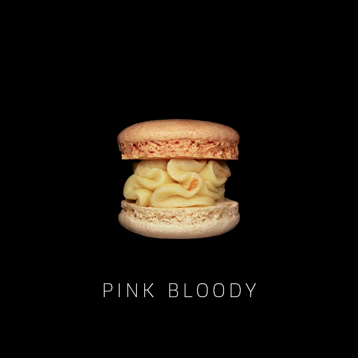 Macaron cocktail pink bloody avec une ganache pochée façon dentelle coques dépareillées rose et blanche