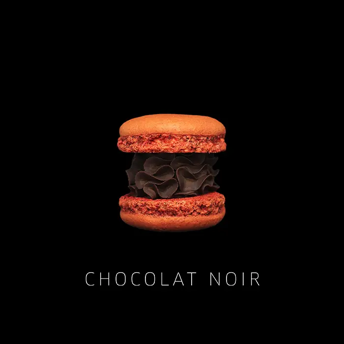 Macaron chocolat noir avec une ganache pochée façon dentelle