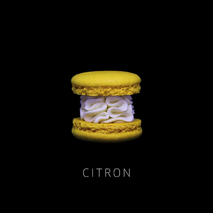 Macaron citron avec une ganache pochée façon dentelle